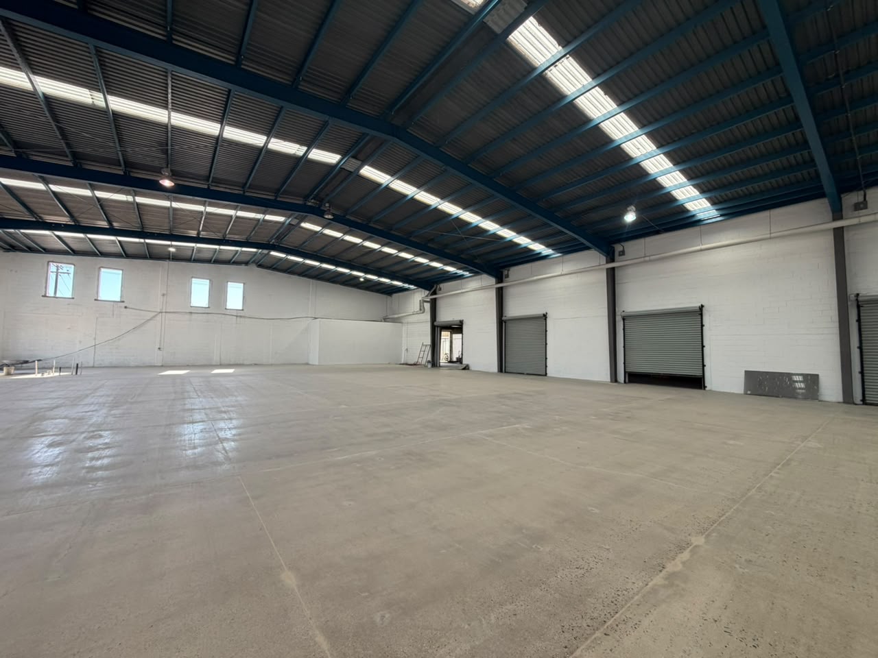 Cortinas de carga y descarga al fondo de una bodega flex de 184 m² en Otay Hub, Tijuana