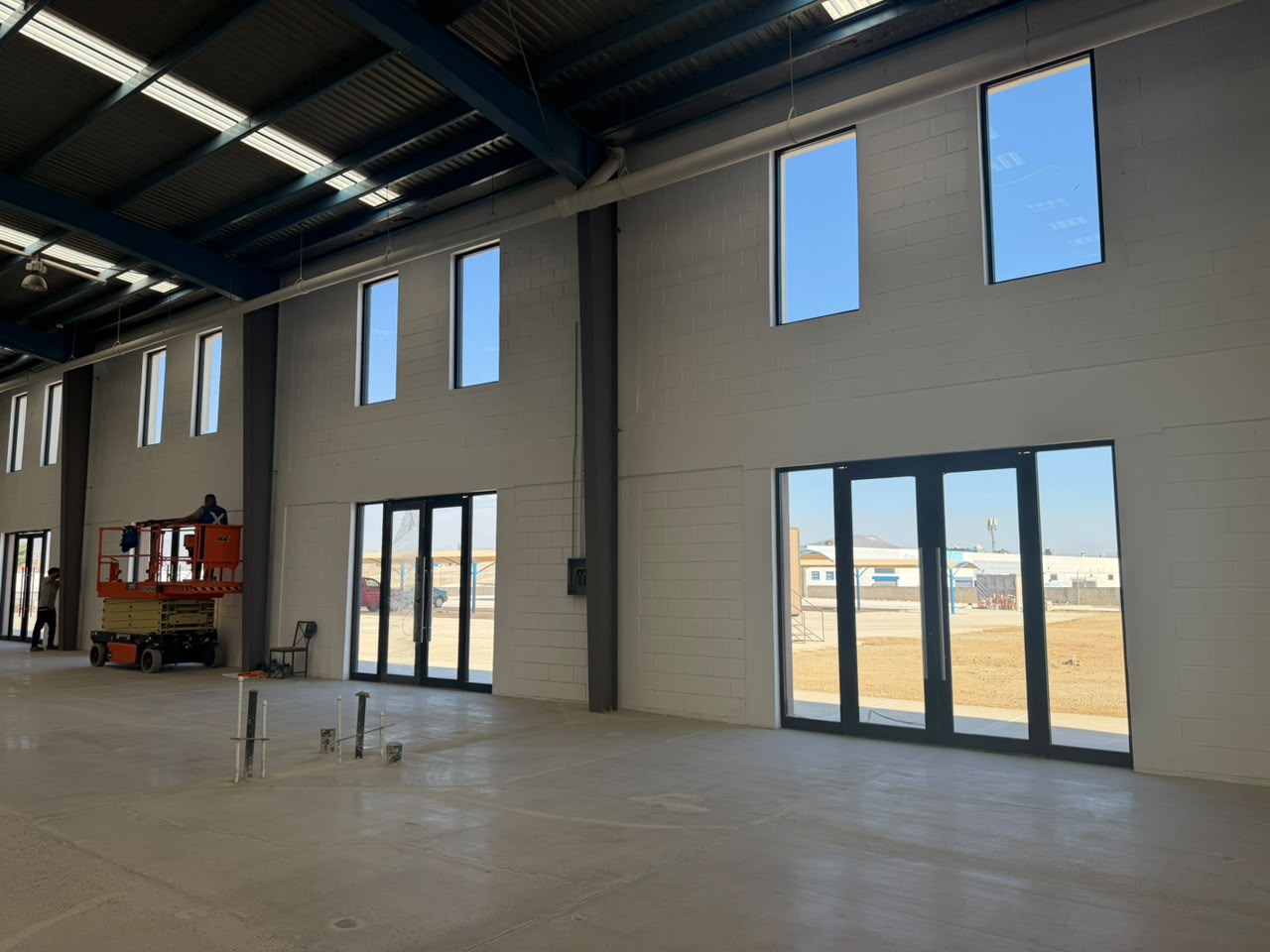 Bodega flex con cantil de cristal al frente para oficina, doble altura y estructura metálica, Otay Hub, Tijuana